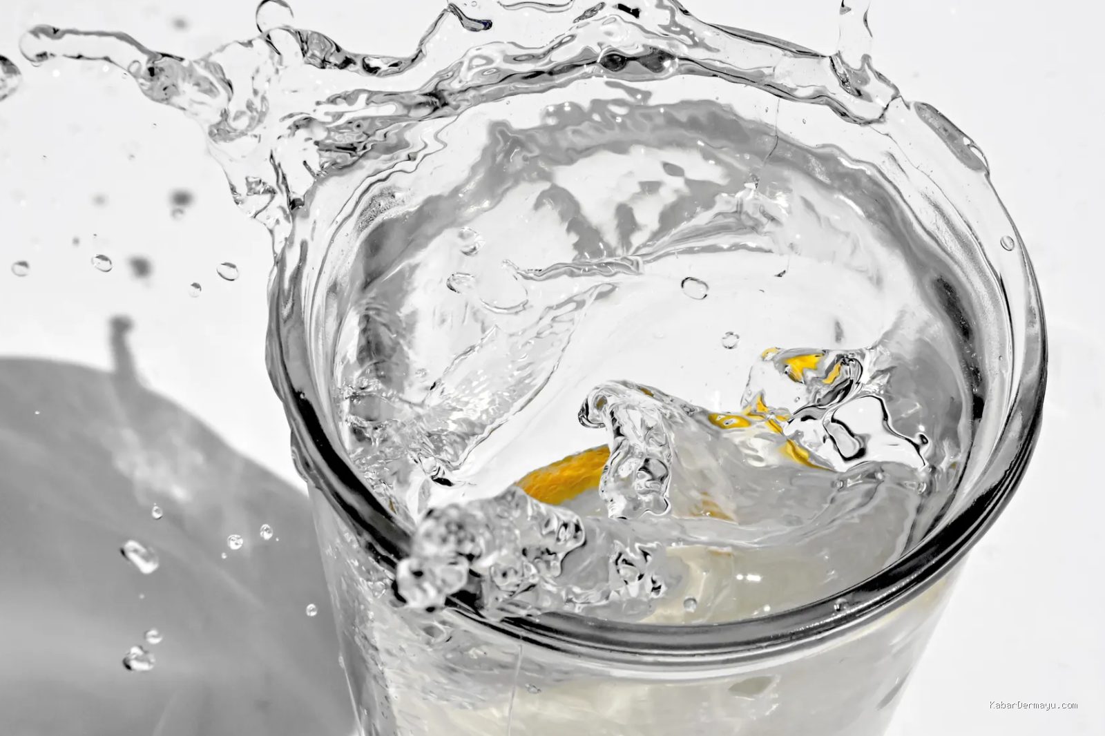 Photo by Adonyi Gábor via Pexels - 5 Manfaat Minum Air Putih Tiap Pagi untuk Kesehatan Tubuh