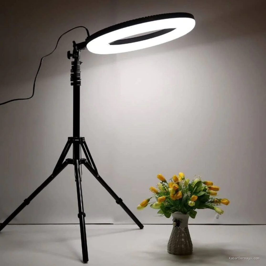 Photo by jakartanotebook.com - 7 Rekomendasi Ring Light Mini Meja Terbaik untuk Live Streaming