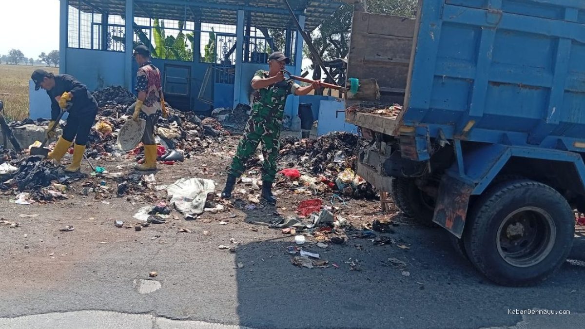 Aksi Bersih-bersih TPA Srengseng: Babinsa dan Warga Bersatu