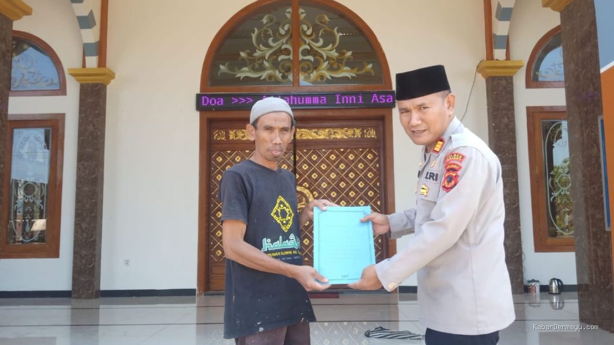 Aksi Inspiratif Polsek Tukdana Indramayu Bantu Sarana Ibadah