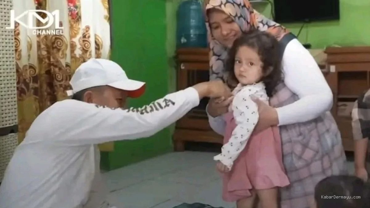Dedi Mulyadi Bantu Keluarga Warsilah di Indramayu, Haru Rawat 5 Balita Kembar