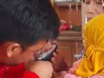 Jari Balita Tersangkut di Spion Motor, Damkar Indramayu Gerak Cepat