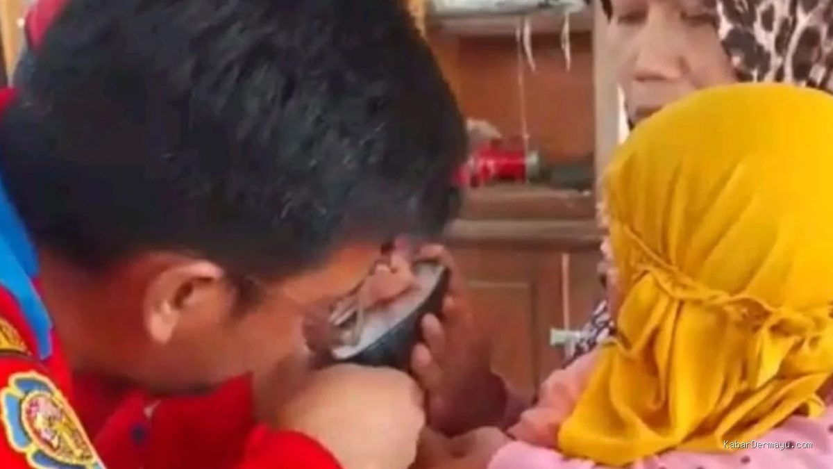 Jari Balita Tersangkut di Spion Motor, Damkar Indramayu Gerak Cepat