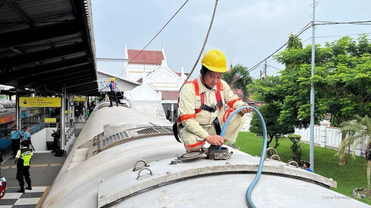 KAI Daop 3 Cirebon Tingkatkan Layanan Air Bersih di Kereta Api