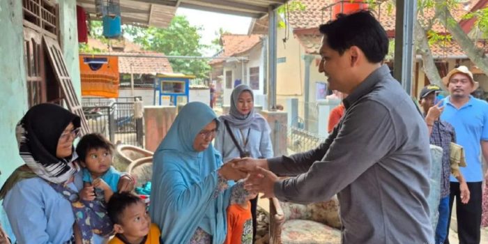 Lucky Hakim Salurkan Bantuan Korban Kebakaran di Gantar dan Anjatan