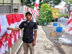 Omzet Pedagang Bendera di Haurgeulis Lesu Jelang HUT RI ke-81