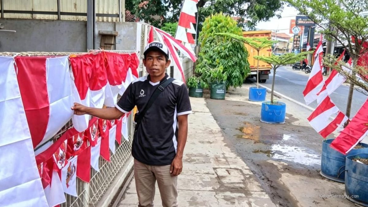 Omzet Pedagang Bendera di Haurgeulis Lesu Jelang HUT RI ke-81