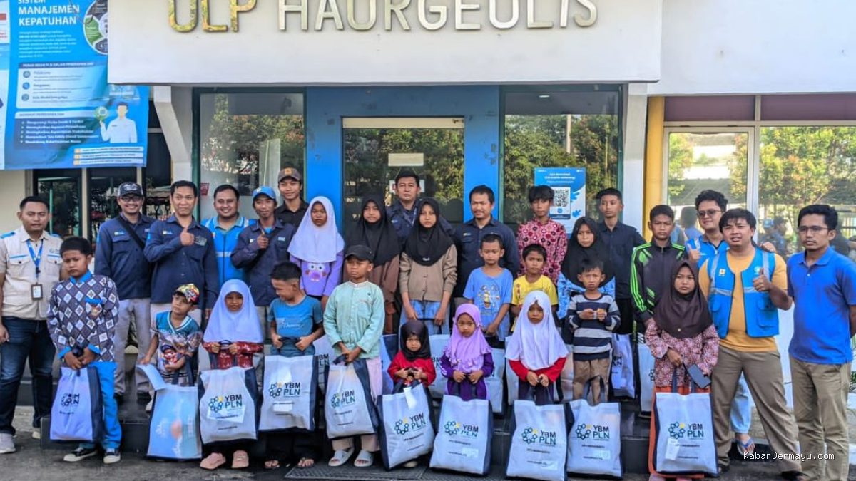 Rayakan Kemerdekaan, PLN ULP Haurgeulis Beri Bantuan Alat Sekolah