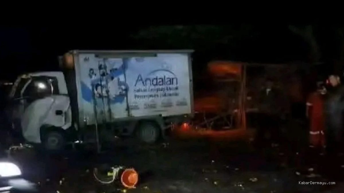 Tabrakan Maut Karangampel: 3 Kendaraan Ringsek, Sopir Terjepit