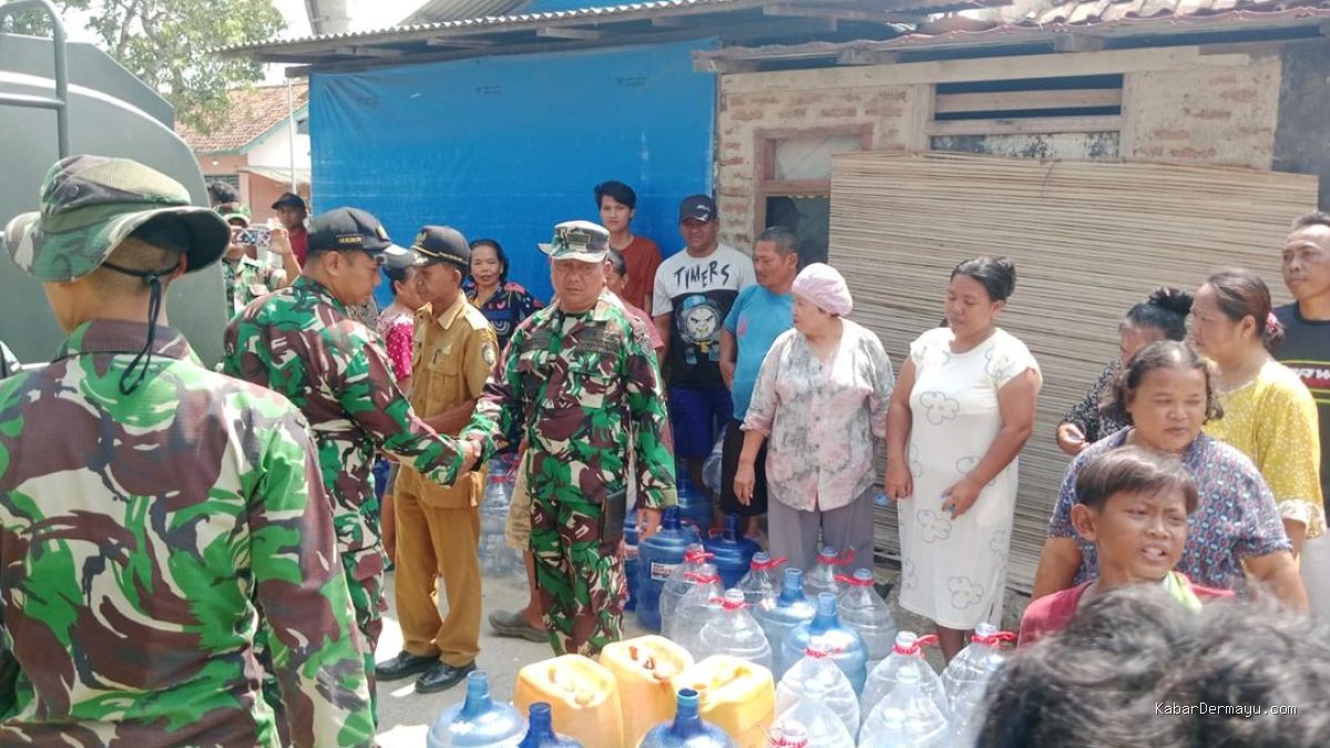 TNI Koramil Lelea Distribusikan Air Bersih di Desa Telagasari