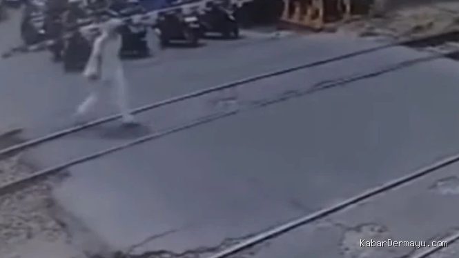 Video Wanita Tertabrak Kereta di Kembangan Jakbar, Diduga Akibat Headset
