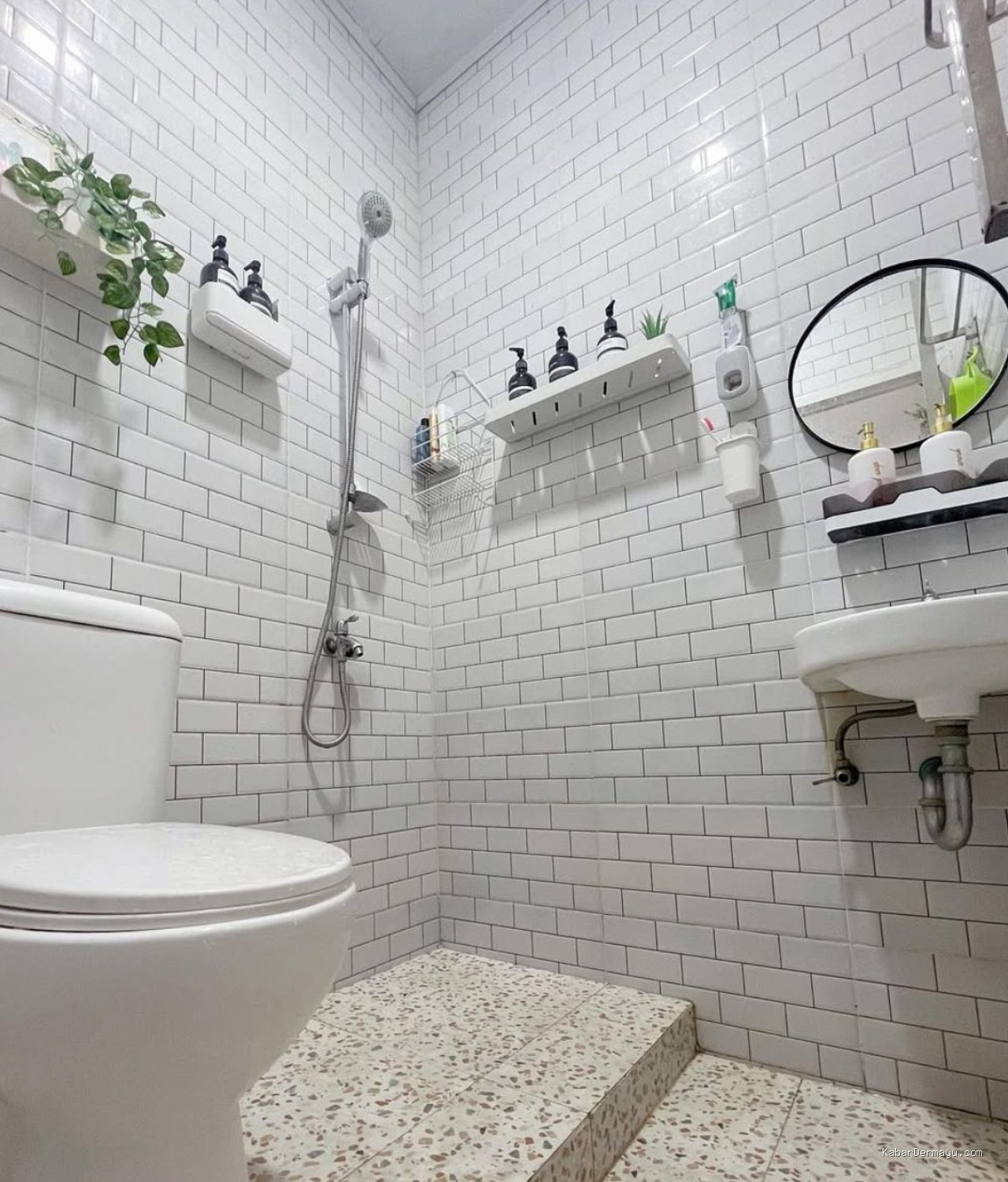 Photo by rumah123.com - 10 Ide Dekorasi Kamar Mandi Modern yang Elegan dan Fungsional