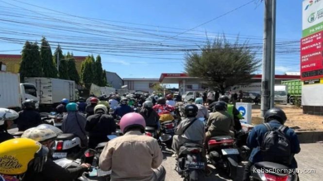 Bahlil Jelaskan Akar Masalah Antrean BBM di SPBU Makassar
