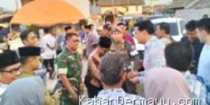 bupati-lucky-hakim-dan-kapten-arh-dadan-haidir-tinjau-korban-kebakaran-eretan-47256 Bupati Lucky Hakim dan Kapten Arh Dadan Haidir Tinjau Korban Kebakaran Eretan