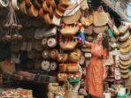 Photo by topmedia.id - Etika Menolak Penjual Suvenir yang Memaksa di Tempat Wisata
