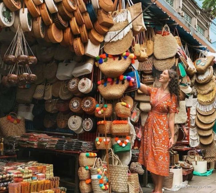 Photo by topmedia.id - Etika Menolak Penjual Suvenir yang Memaksa di Tempat Wisata