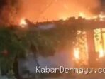 Kebakaran Melanda Kampung Arab Dermayu, Damkar Berupaya Padamkan Api