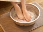 Photo by alodokter.com - Manfaat Merendam Kaki di Air Garam Hangat Setelah Berdiri Lama