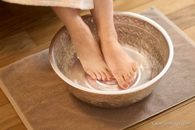 Photo by alodokter.com - Manfaat Merendam Kaki di Air Garam Hangat Setelah Berdiri Lama