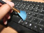Photo by golepi.com - Panduan Membersihkan Debu di Celah Keyboard Menggunakan Selotip