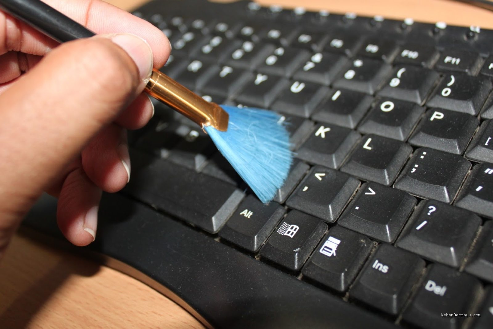 Photo by golepi.com - Panduan Membersihkan Debu di Celah Keyboard Menggunakan Selotip