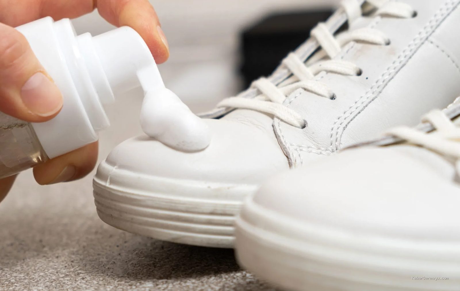 Photo by idehpucp.pucp.edu.pe - Panduan Memulai Bisnis Cuci Sepatu Sneaker Rumahan di Garasi