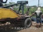 Pikap Terperosok di Jalan Raya Toang Sliyeg Indramayu, Sopir Diduga Kelelahan