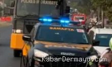 Polres Indramayu Semprot Jalan dengan Water Cannon, Cegah Debu Vulkanik