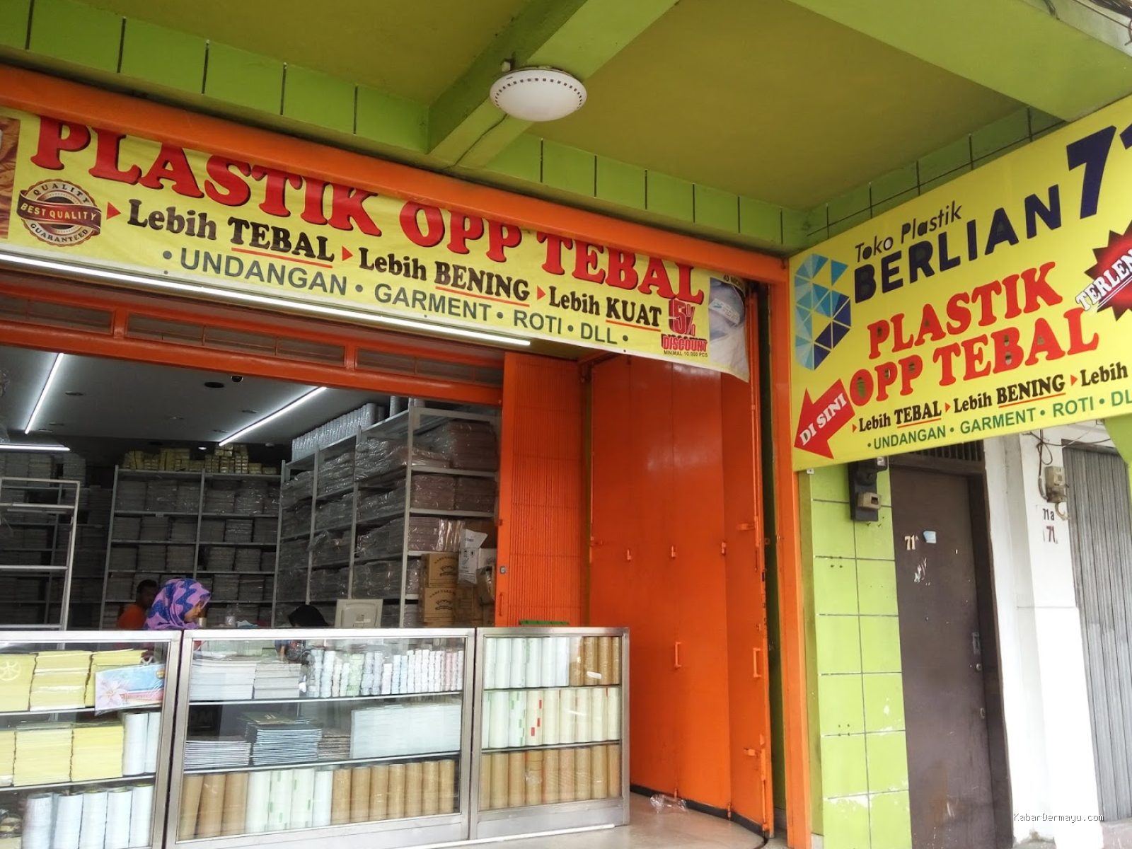 Photo by tokoplastikberlian.blogspot.com - Strategi Menata Barang di Etalase Toko Plastik agar Menarik