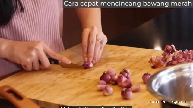 Photo by liputan6.com - Tips Mengupas Bawang Merah Cepat dan Bebas Perih dengan Air Dingin