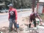 Warga Gabuswetan Mandiri Perbaiki Jalan Rusak demi Akses Desa