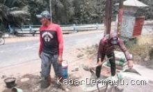 Warga Gabuswetan Mandiri Perbaiki Jalan Rusak demi Akses Desa