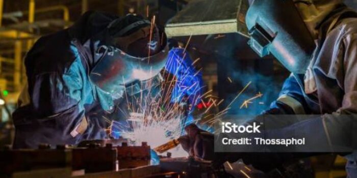 Photo by istockphoto.com - Batas Toleransi Mata Minus Bekerja di Sektor Pabrik Perakitan Otomotif