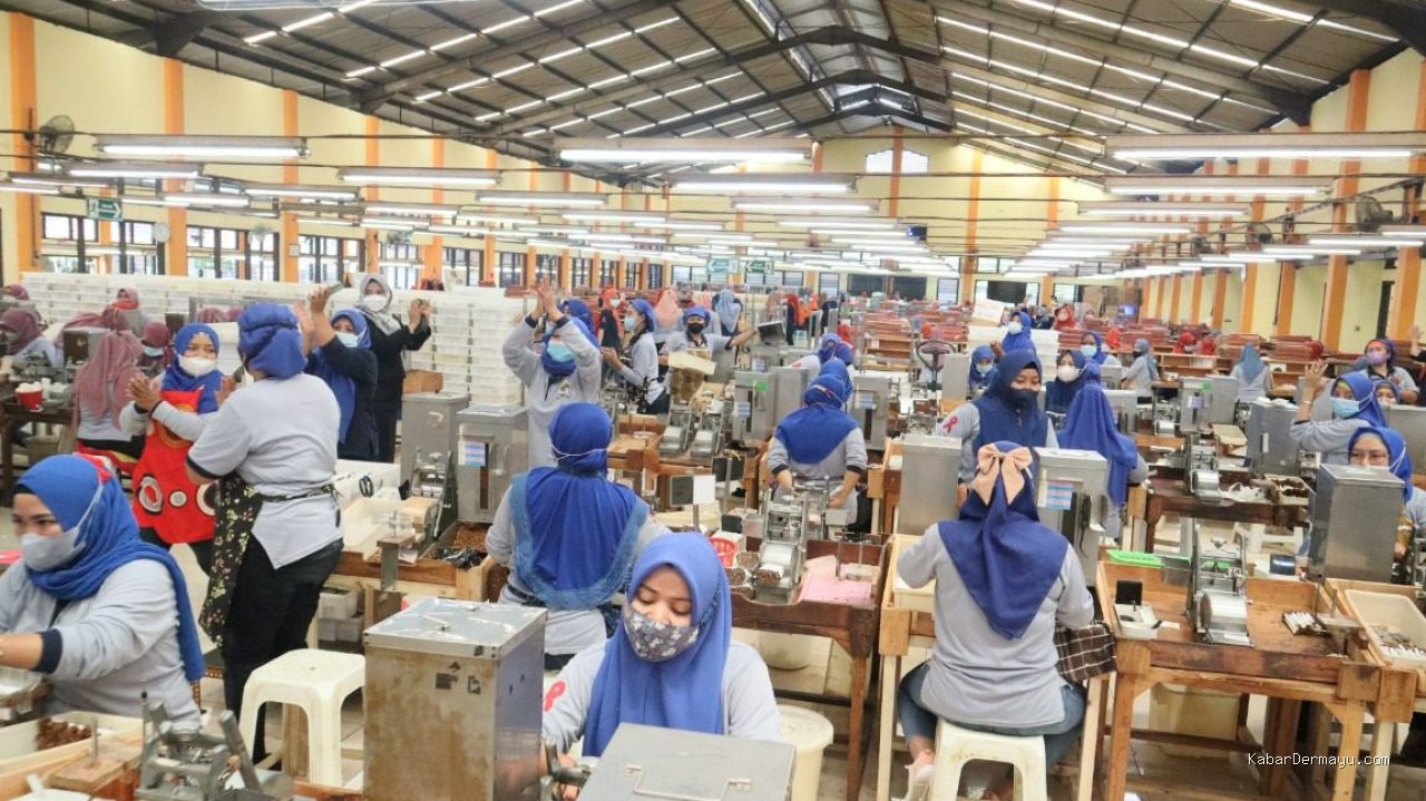 Photo by konveksisemarangberkah.com - Kisi-kisi Pertanyaan Wawancara Seputar Masalah Gaji dan Lembur di Pabrik