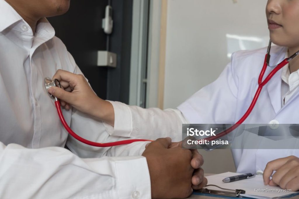 Photo by istockphoto.com - Penyebab Muncul Suara Napas Mengi Saat Dada Diperiksa Stetoskop Dokter