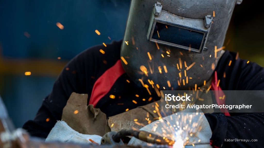 Photo by istockphoto.com - Syarat Mengurus Sertifikat Keterampilan Las Welder untuk Kerja Pabrik Kapal